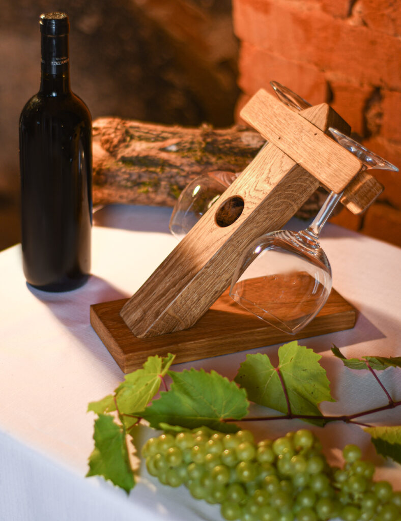 Stojak na wino drewniany